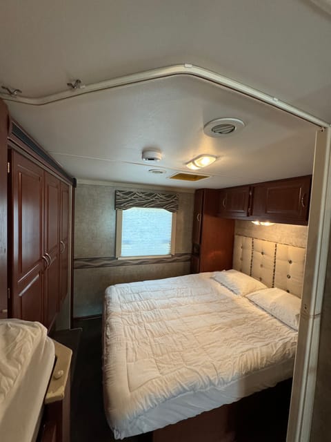 2015 Winnebago Minnie Winnie 31H: Explore with Ease Drivable vehicle in Chino