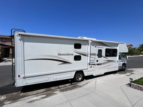 2015 Winnebago Minnie Winnie 31H: Explore with Ease Drivable vehicle in Chino