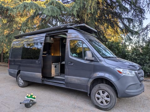 Van Hell Sing Campervan in San Gabriel