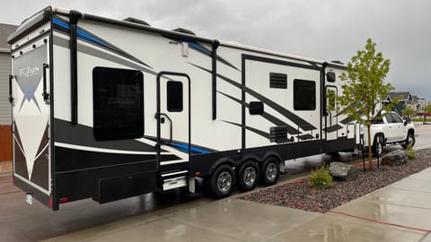 2020 KEYSTONE FUZION 430 - WITH FREE WIFI Towable trailer in Black Forest