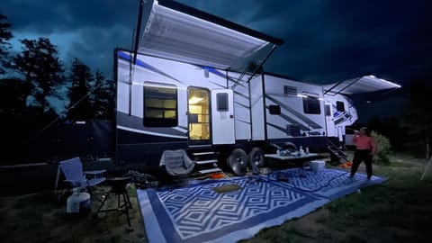 2020 KEYSTONE FUZION 430 - WITH FREE WIFI Towable trailer in Black Forest