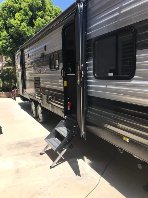 Cruise lite perfect for a family getaway. Towable trailer in Eastvale