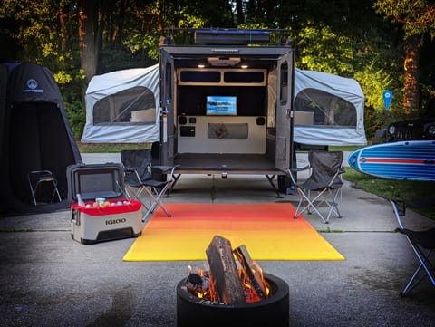 The Intech Flyer Explore is loaded with tons of great features to nurture your inner adventure spirit. From free paddle boards to an awesome outdoor kitchen the Explore with take you places others can't!
