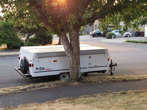 Easy-to-tow, Great for Families! Pop-up Camper sleeps 5 Towable trailer in Oregon City