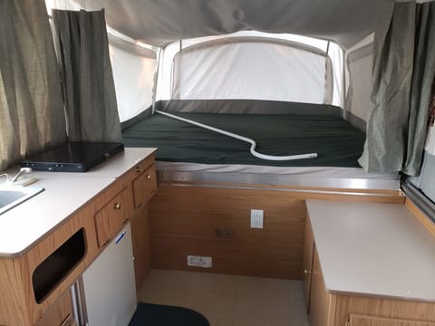 Easy-to-tow, Great for Families! Pop-up Camper sleeps 5 Towable trailer in Oregon City