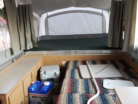 Easy-to-tow, Great for Families! Pop-up Camper sleeps 5 Towable trailer in Oregon City