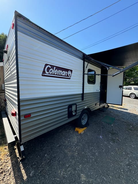 Coleman Lantern 17 B Towable trailer in Spring Valley