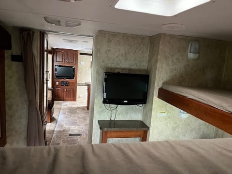 2011 cougar sleeps 10 Towable trailer in Sterling