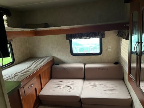 2011 cougar sleeps 10 Towable trailer in Sterling