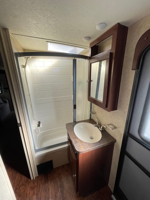 Spacious Travel Trailer for the Family **DELIVERY ONLY** Towable trailer in Apple Valley