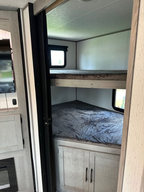 Like new CA 2022, Dutchmen Kodiak 296BHSL, Sleeps 8. Towable trailer in Tracy