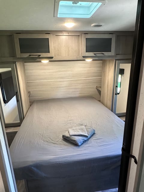 Like new CA 2022, Dutchmen Kodiak 296BHSL, Sleeps 8. Towable trailer in Tracy