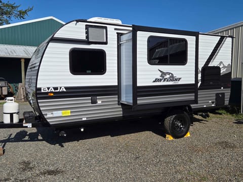 22 ft Jayco Baja, Solar Power, Bunks, on demand hot water, easy to tow!! Towable trailer in Bellingham