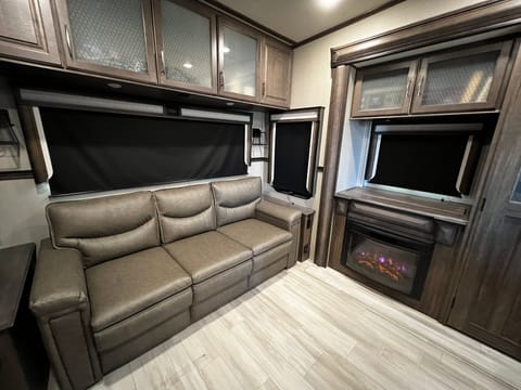 Adventure Awaits; Spacious Glamping Towable trailer in Sonoma County