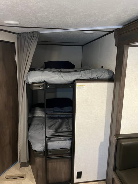 Travel trailer sleeps 10 Towable trailer in Hillsboro