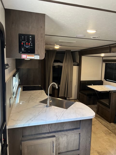 Travel trailer sleeps 10 Towable trailer in Hillsboro