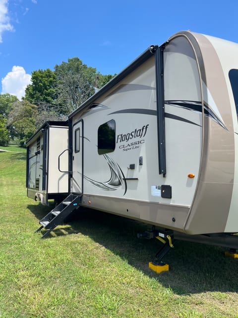 Adventure Bound *delivery and setup only* *pet friendly * Towable trailer in Watts Bar Lake