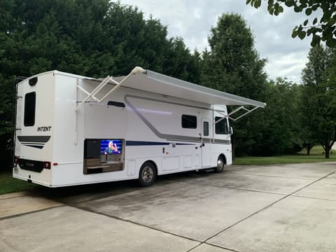 Meet Doug!  31' Class A Winnebago - Dog Friendly! Drivable vehicle in Buford