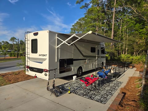 Meet Doug!  31' Class A Winnebago - Dog Friendly! Drivable vehicle in Buford