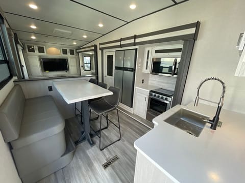 Fifth wheel for your camping dreams! Towable trailer in Buckeye