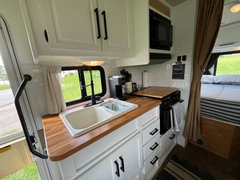 Fully Loaded Dream Winnebago Drivable vehicle in Kawartha Lakes