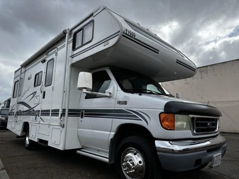 2004 Itasca Spirit Drivable vehicle in Redondo Beach