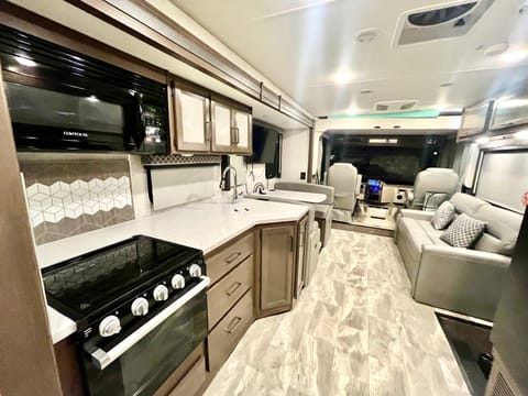 Get Out of Town 2022 Thor Windsport 34J Drivable vehicle in Schertz