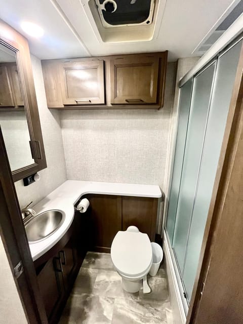 Get Out of Town 2022 Thor Windsport 34J Drivable vehicle in Schertz