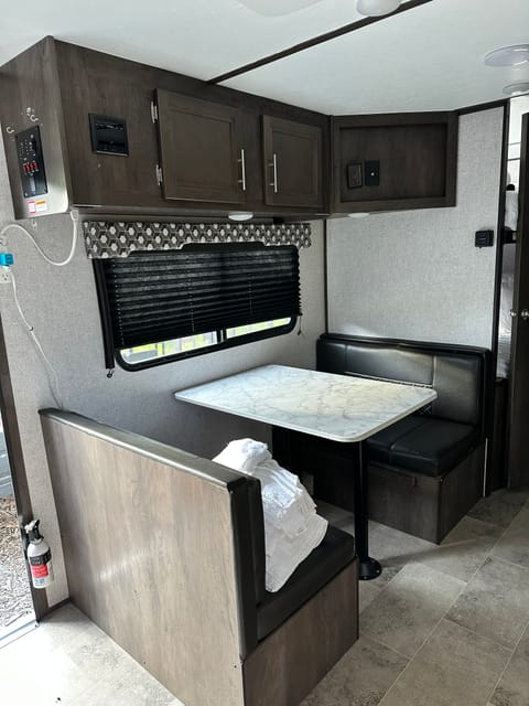 RV travel trailer Towable trailer in Vista