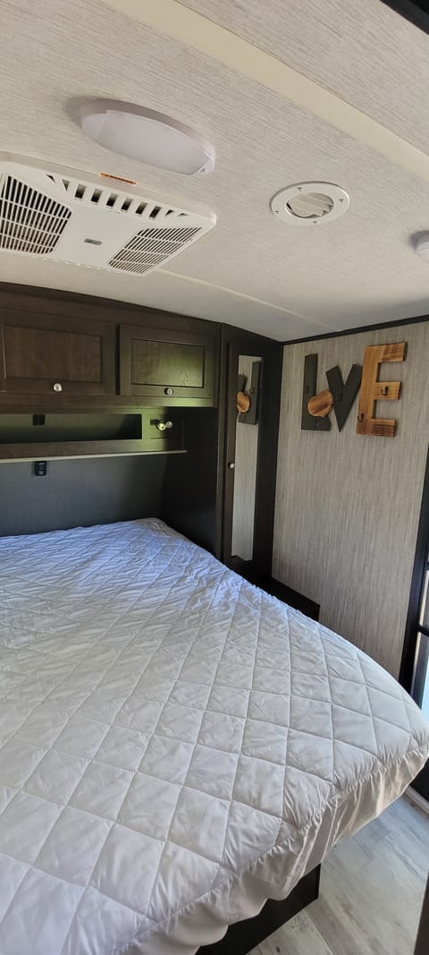 New Listing* 2 bedrooms, 2 Bathrooms & 2 Air conditioners Towable trailer in Arrowhead Farms