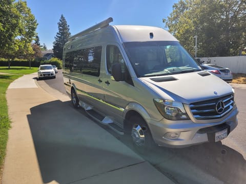 MERCEDES WINNEBAGO ERA 70X Campervan in Elk Grove