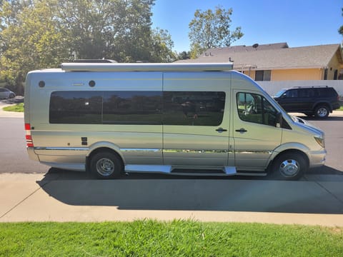 MERCEDES WINNEBAGO ERA 70X Campervan in Elk Grove