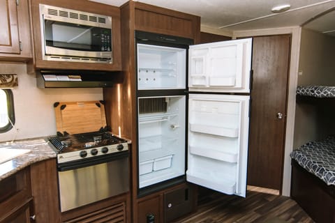 Basecamp Hideout - User friendly RV 30 ft 1 slide bunkhouse, sleeps 9 Towable trailer in Spokane Valley