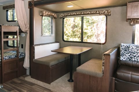 Basecamp Hideout - User friendly RV 30 ft 1 slide bunkhouse, sleeps 9 Towable trailer in Spokane Valley