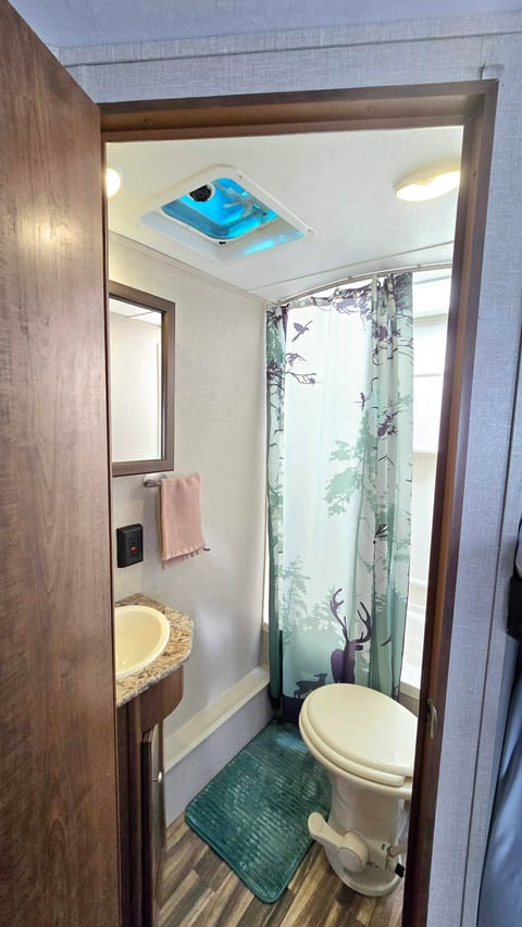 Basecamp Hideout - User friendly RV 30 ft 1 slide bunkhouse, sleeps 9 Towable trailer in Spokane Valley