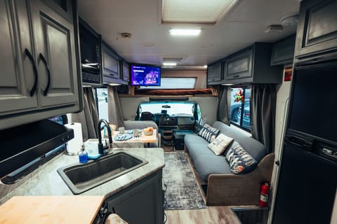 Thor Four Winds 28A (Renovated, Solar + Unlimited Starlink) Drivable vehicle in Rocklin