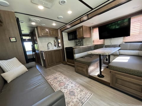 Harvey the RV- King bed, 2 A/Cs, Sleeps 8 Drivable vehicle in Edmond