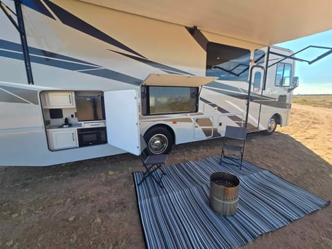 2024 Fleetwood Flair RV – Ultimate Luxury & Comfort on Wheels! Drivable vehicle in Casa Grande