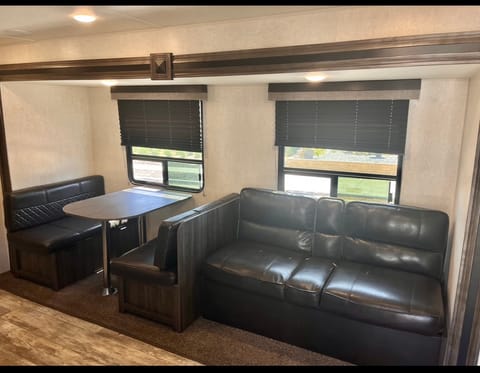 Wine Country Area Bunkhouse Trailer Towable trailer in Menifee