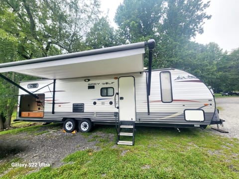 34ft Bunk house with queen bed and slide out!  Pets Welcome!! Towable trailer in Greeneville