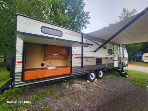 34ft Bunk house with queen bed and slide out!  Pets Welcome!! Towable trailer in Greeneville