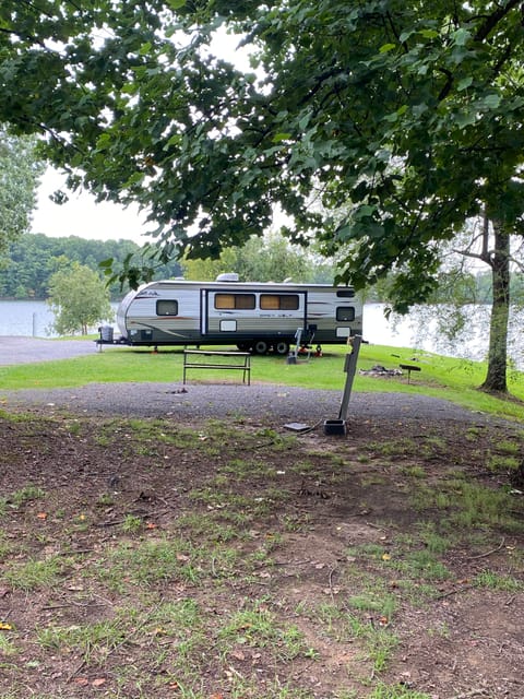 34ft Bunk house with queen bed and slide out!  Pets Welcome!! Towable trailer in Greeneville