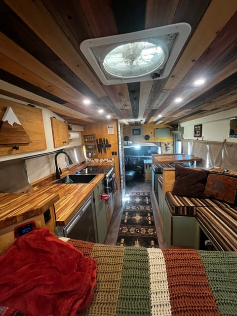 Charming Camper Bus - shower, toilet, dinette, awning! Drivable vehicle in Casa De Oro-Mount