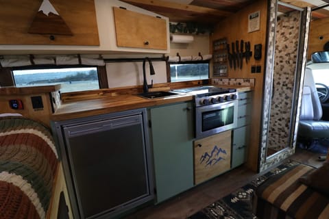 Charming Camper Bus - shower, toilet, dinette, awning! Drivable vehicle in Casa De Oro-Mount