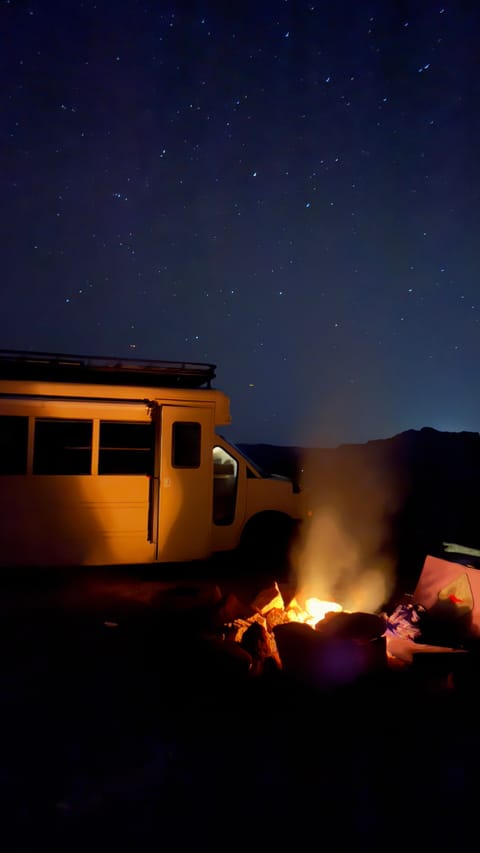 Charming Camper Bus/Skoolie - shower, toilet, dinette, awning, pet friendly Drivable vehicle in Casa De Oro-Mount