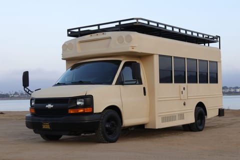 Charming Camper Bus - shower, toilet, dinette, awning! Drivable vehicle in Casa De Oro-Mount