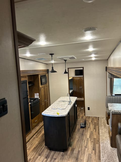 Bunk house 5th wheel Towable trailer in Auburn Hills