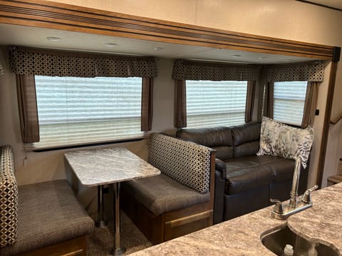 Bunk house 5th wheel Towable trailer in Auburn Hills