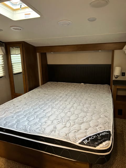 Bunk house 5th wheel Towable trailer in Auburn Hills