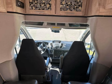 Pet-Friendly Explorer - 23 ft Class C Motorhome Drivable vehicle in Tigard